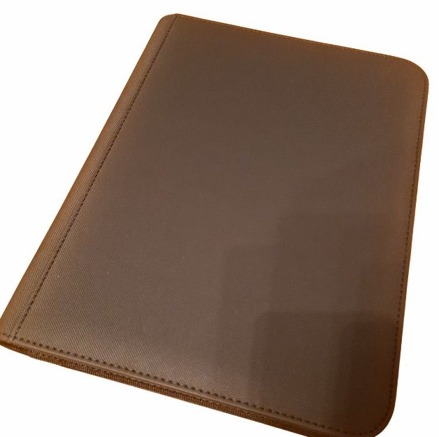 PVC-fri 4-pocket pärm med 112 kortplatser, anpassad för toploader och Pokémon-kort